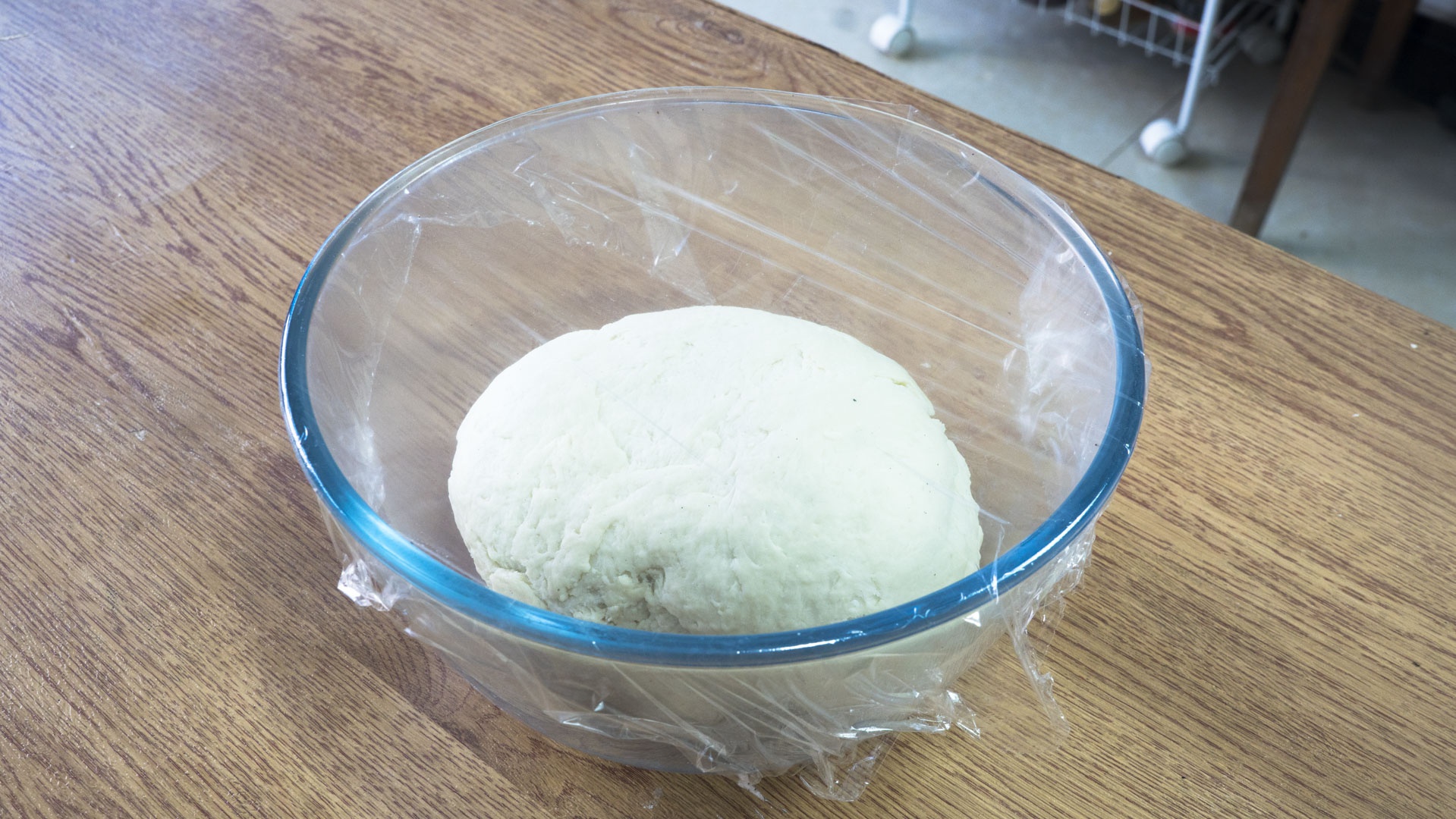 5,揉好的面团儿软硬适中,不粘盆也不粘手,而且表面也很光滑,盖上保鲜