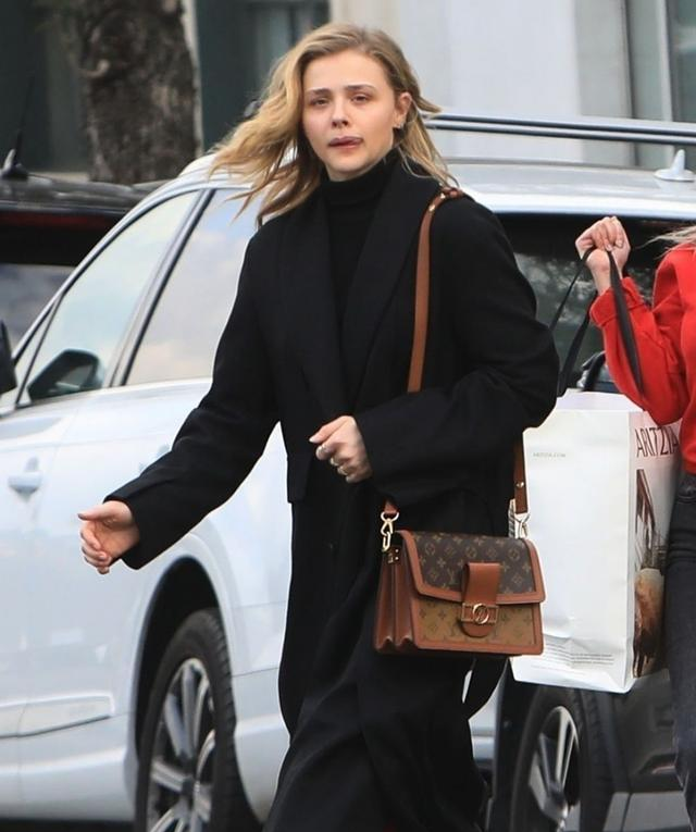 女星科洛莫瑞兹时尚穿搭现身街头网友她越来越有气质了