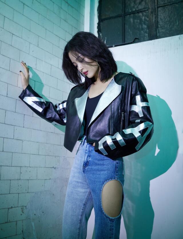 辛芷蕾破洞牛仔裤,凸显好身材