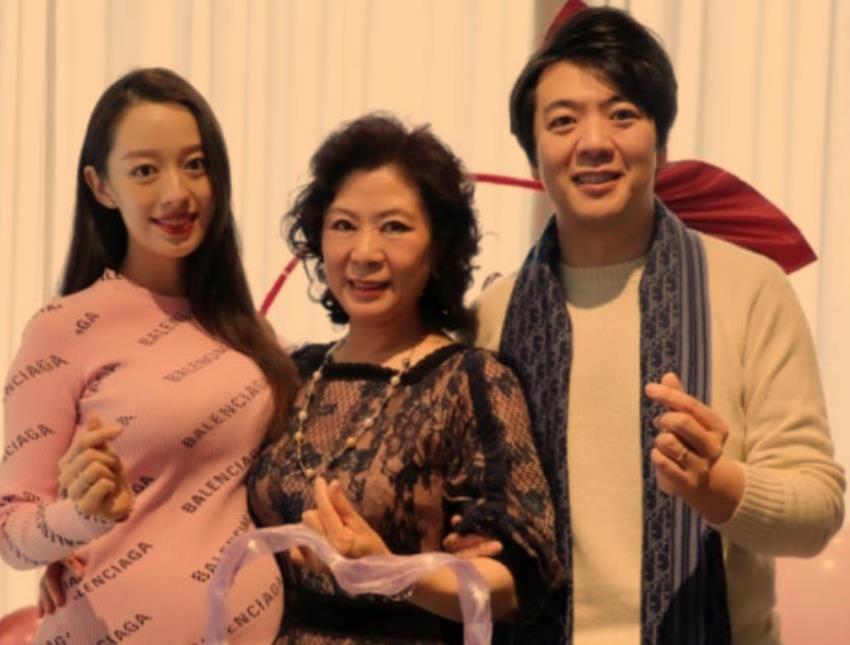 郎朗吉娜被官媒点名批评,"完美"孕妇人设崩塌,网友:早该如此