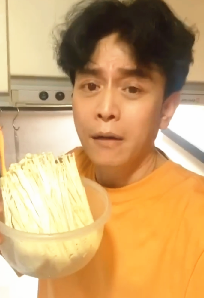 翻看林志豪的个人社交账号,发现他真的很喜欢烹调美食,不时拍视频教