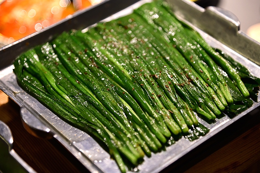 铁板韭菜,青翠碧绿,韭香扑鼻,营养健康.