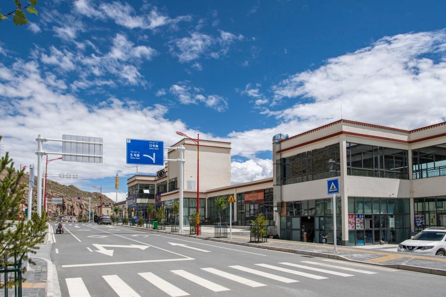 位于山南市贡嘎县的森布日搬迁安置点街景(2020年8月24日摄).