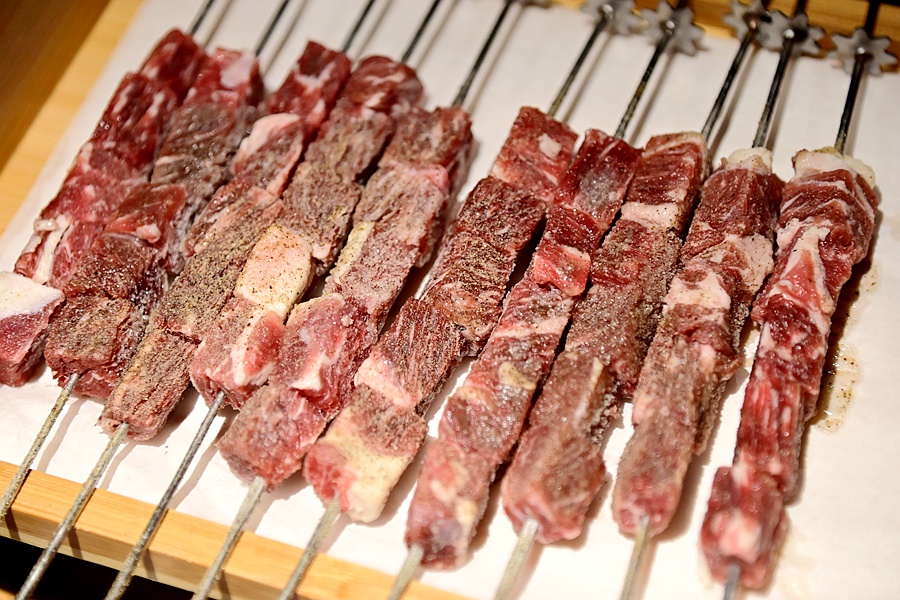 鲜烤牛肉,肉肉大块,纹理清晰,肉质紧实有嚼劲,肉香满口.