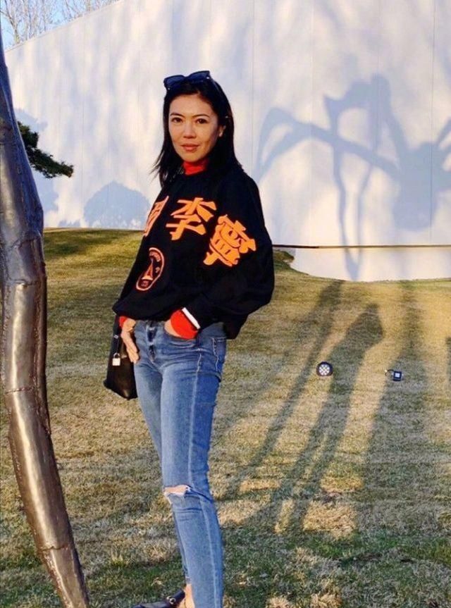 苏芒装嫩太狠了,齐刘海长直发还扮18岁,看着也是40多岁的人