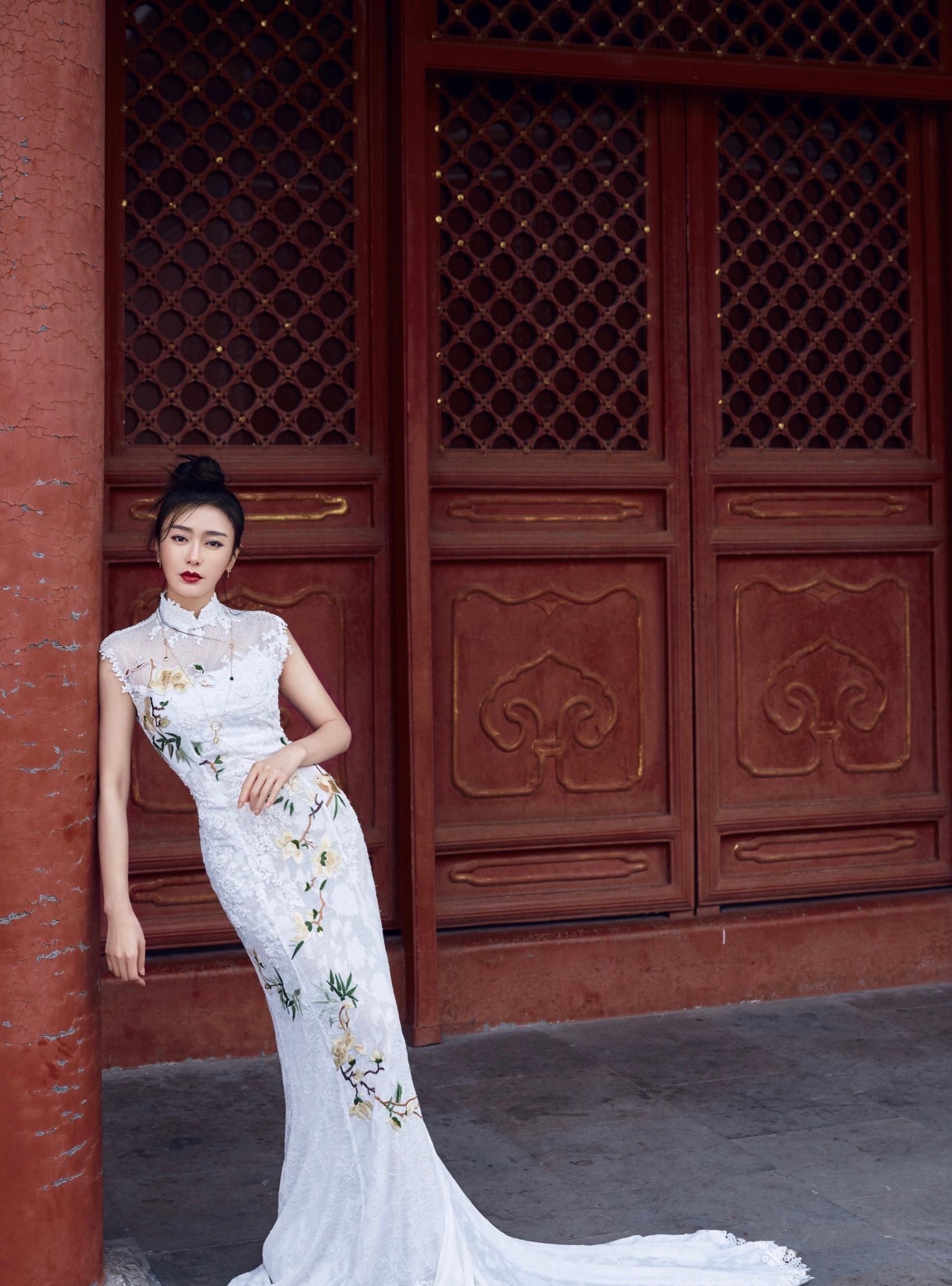 41岁秦岚哭起来好美,穿紧身旗袍现身,民国造型美翻了