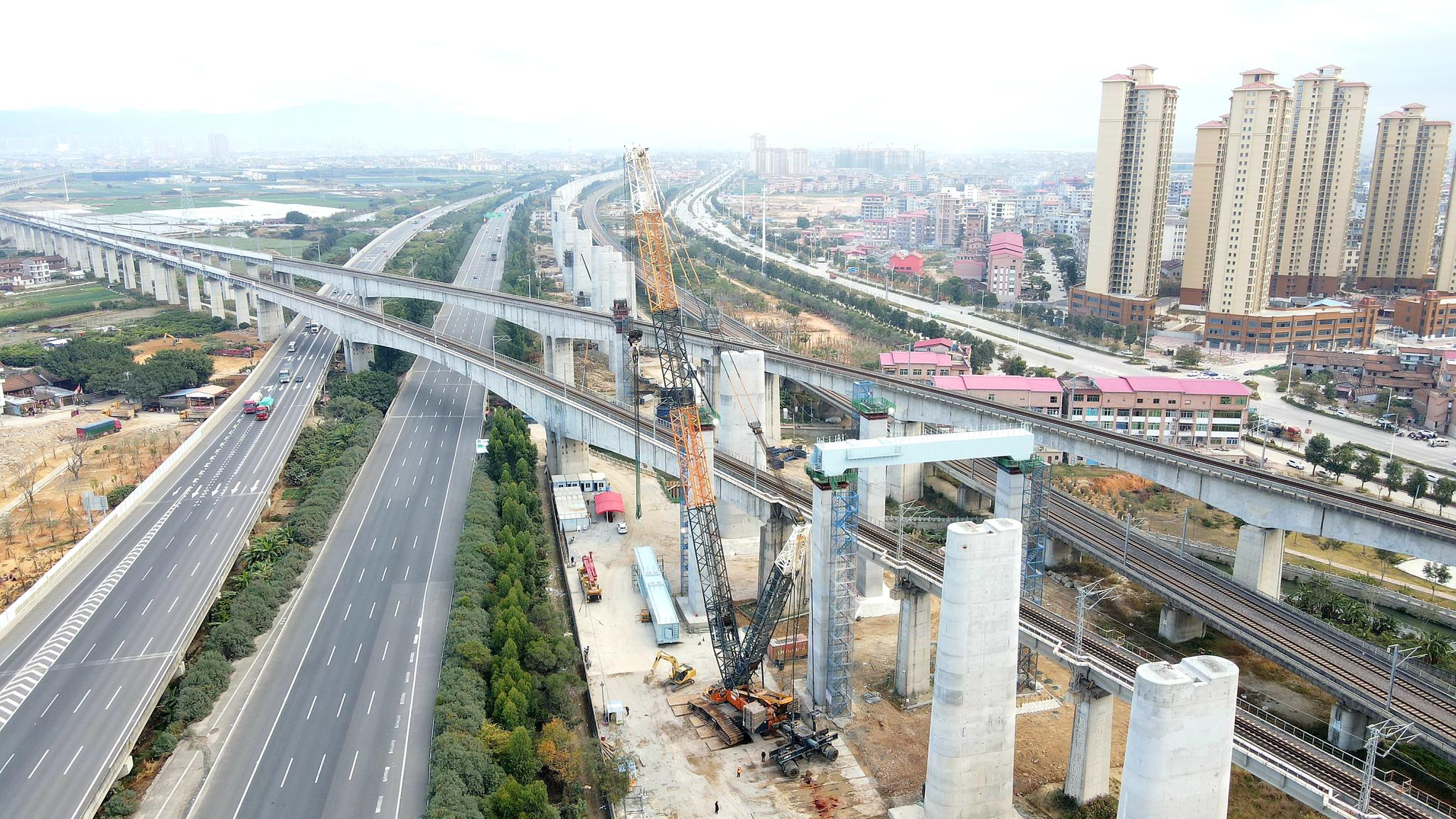 新建福厦高铁木兰溪特大桥门式墩钢盖梁吊装完成
