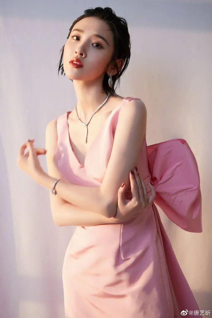 12月27日,唐艺昕晒出一组时尚大片,说道:"今天是一只粉蝴蝶".