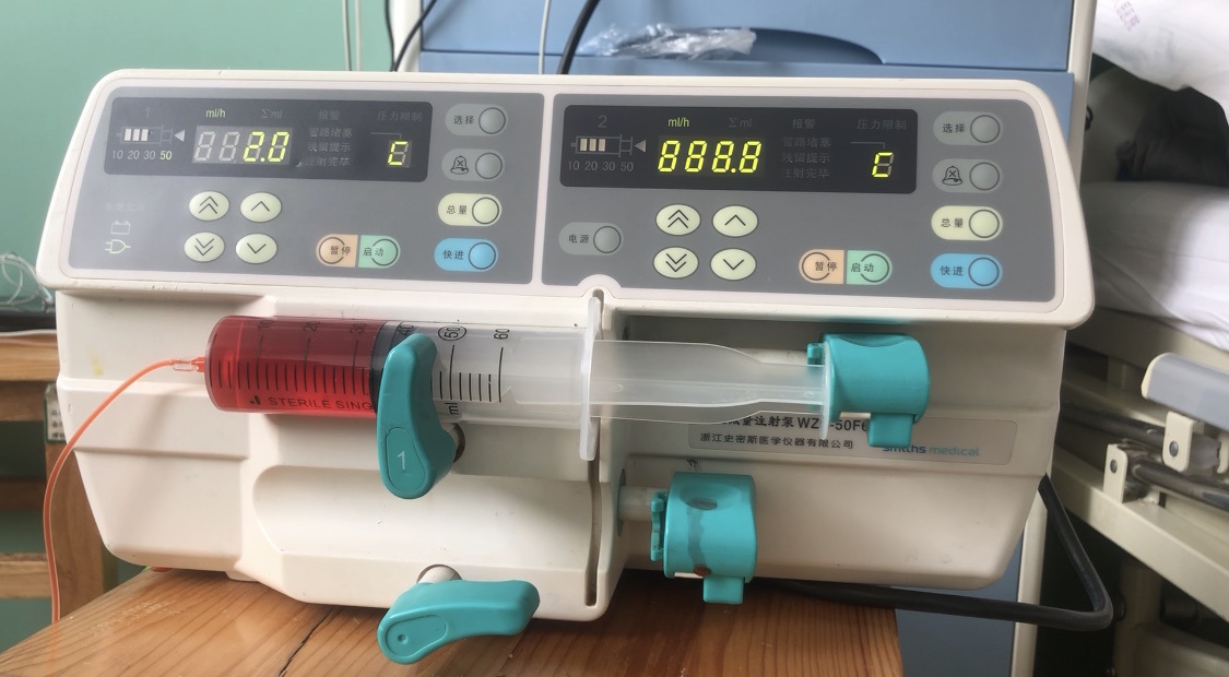母亲化疗的药物注射泵,可以精准计算注射时间.