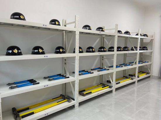 项菁 摄基层执法中队的执法装备库. 项菁 摄基层执法中队的执法