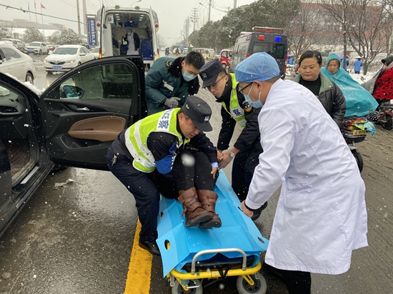 将伤者送上救护车