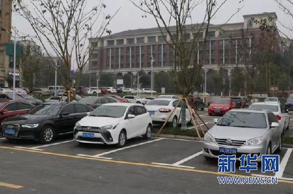 重庆空港新城:解决停车难 一个月修好停车场