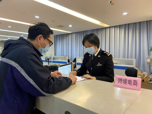 图说:上海浦东国际机场海关关员为科蔚润公司提供通关指引,帮助企业