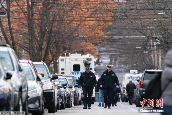 当地时间12月4日，美国纽约市布朗克斯地区发生枪击事件，导致两到三名法警和一名持枪嫌疑人受伤。图为警方在事发现场巡逻。
