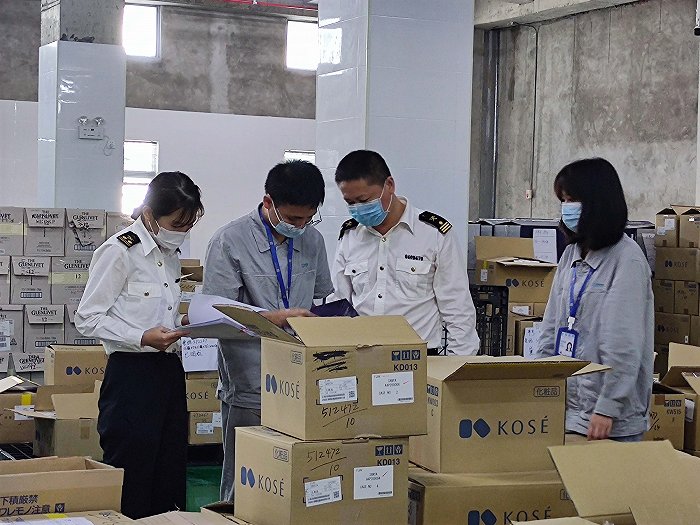海口海关所属三亚海关关员在免税品仓库进行监管。图片来源：王纯豪/摄