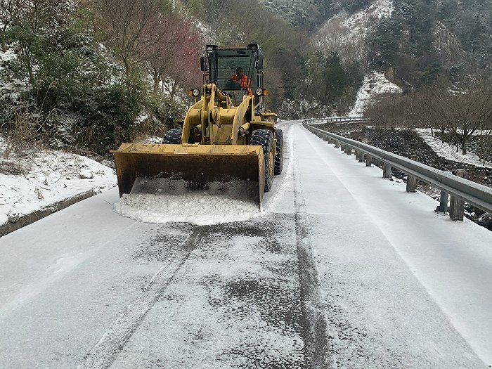 海曙密北线清除路面积雪 林挺杰/摄