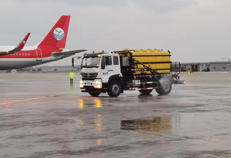 迎战寒潮·杭州丨萧山国际机场连夜除冰雪 今日航班运行正常