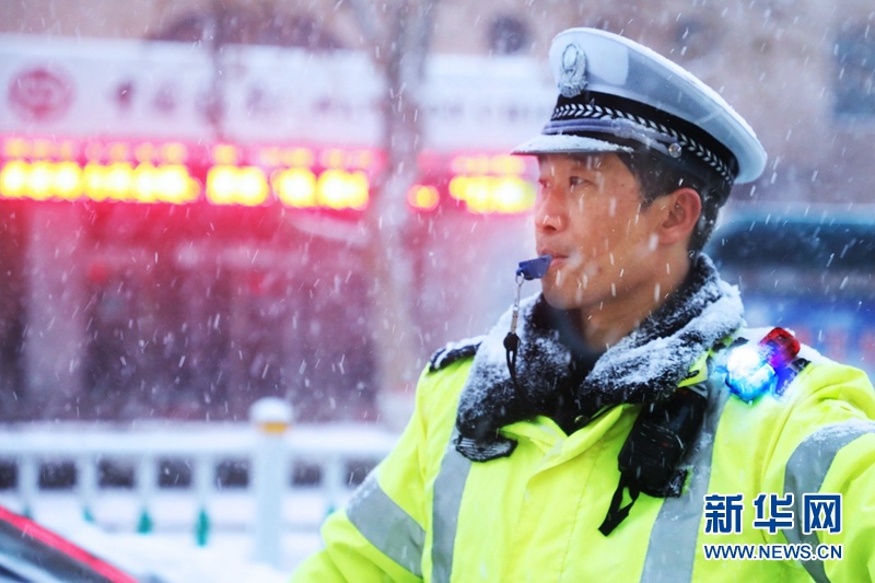 山东潍坊交警在大雪中坚守执勤岗位