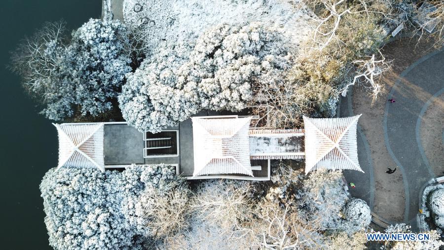 Aerial photo taken on Dec. 30, 2020 shows the snow view at Huancheng Park in Hefei, capital of east China's Anhui Province. (Xinhua/Zhang Duan)