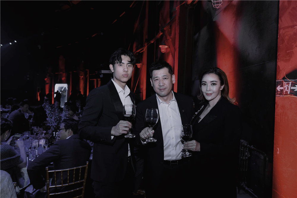 模特Tiger Qian再度受邀出席“罗博之选”盛典，与男神胡兵同框合照“比帅”休闲区蓝鸢梦想 - Www.slyday.coM
