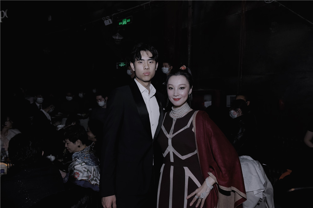 模特Tiger Qian再度受邀出席“罗博之选”盛典，与男神胡兵同框合照“比帅”休闲区蓝鸢梦想 - Www.slyday.coM