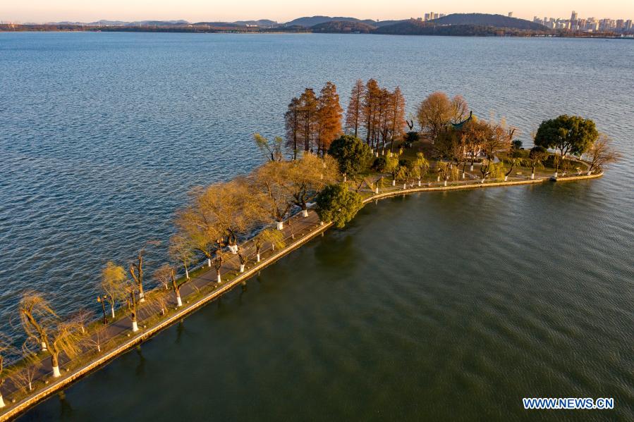 Aerial photo taken on Dec. 30, 2020 shows the winter scenery of the Donghu Lake, a downtown lake stretching over 30 square kilometers in Wuhan, central China's Hubei Province. (Xinhua/Du Huaju)