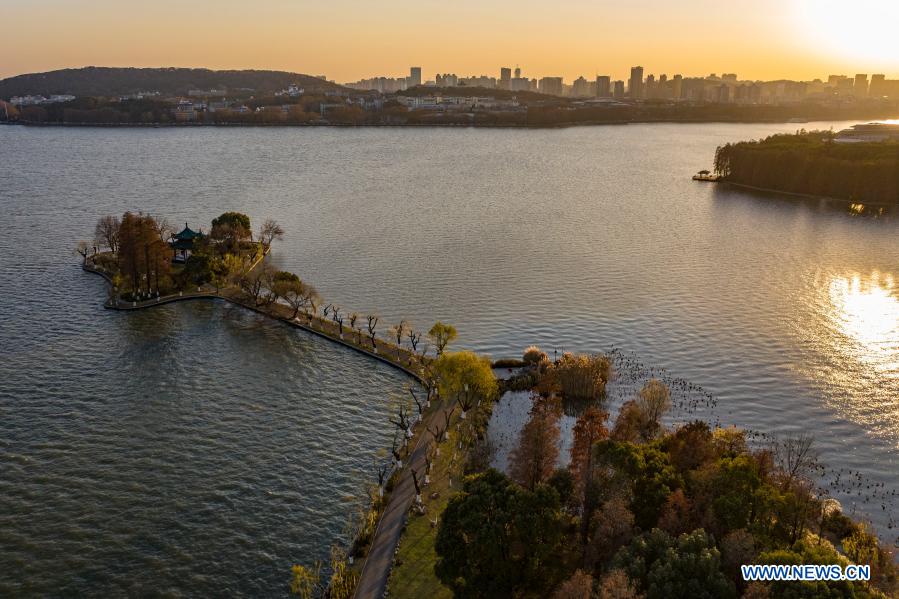 Aerial photo taken on Dec. 30, 2020 shows the winter scenery of the Donghu Lake, a downtown lake stretching over 30 square kilometers in Wuhan, central China's Hubei Province. (Xinhua/Du Huaju)