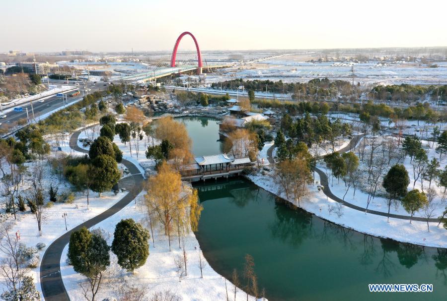 Aerial photo taken on Dec. 30, 2020 shows the snow scenery at a park in Quanjiao County of Chuzhou City, east China's Anhui Province. (Photo by Shen Guo/Xinhua)