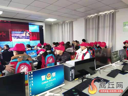 小记者走进夏邑交警大队学习交通安全知识 小记者 手势 交警 新浪新闻