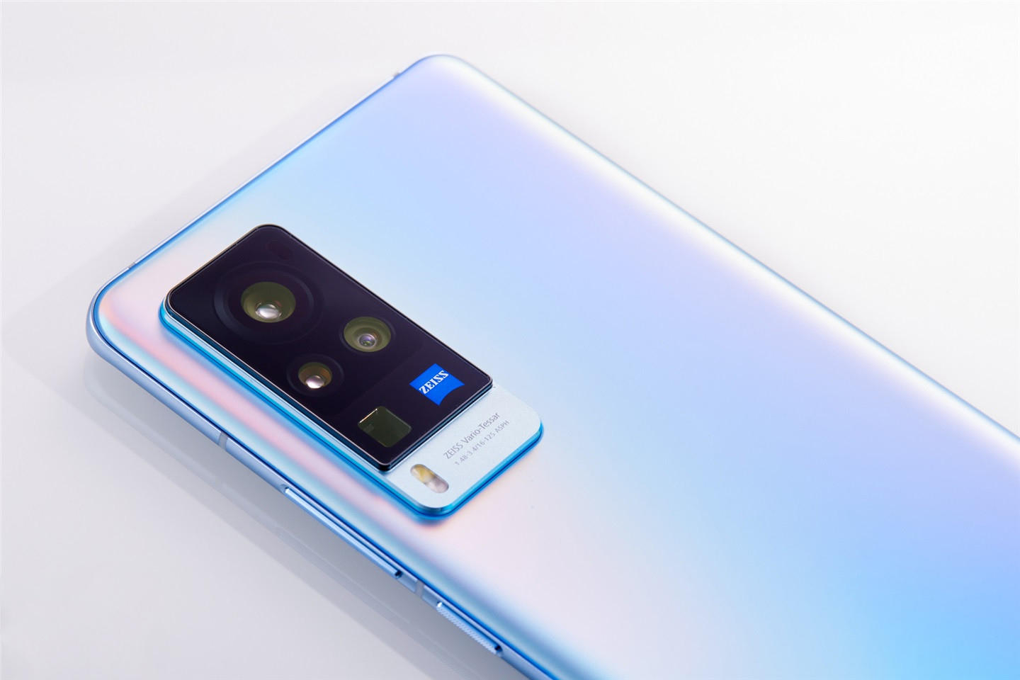 vivo x60 pro搭载了一块6.56英寸amoled极点全面屏屏幕