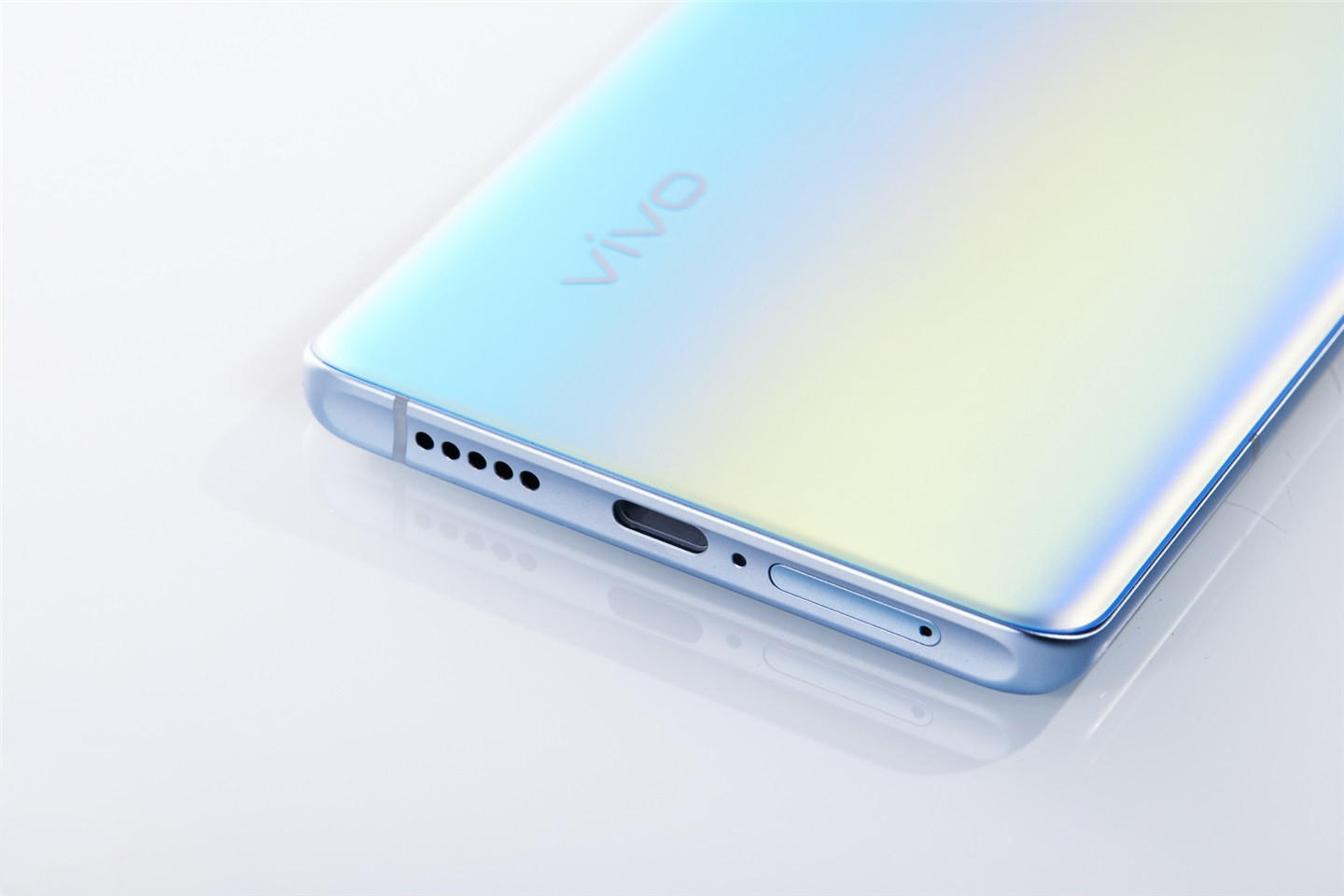 vivo x60 pro搭载了一块6.56英寸amoled极点全面屏屏幕