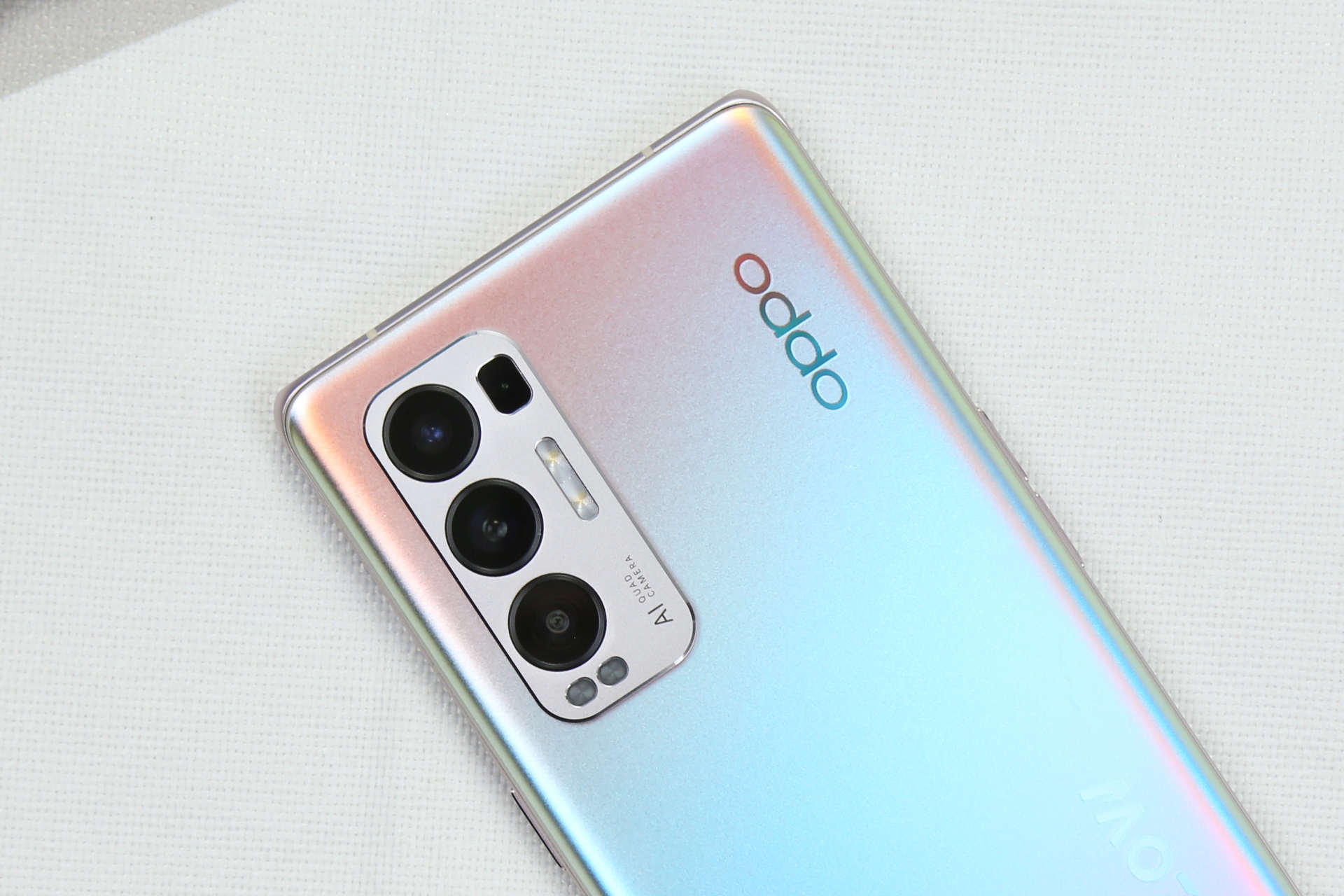 除此之外,影像方面更是oppo reno5 pro 的最大亮点之一,它首发搭载与