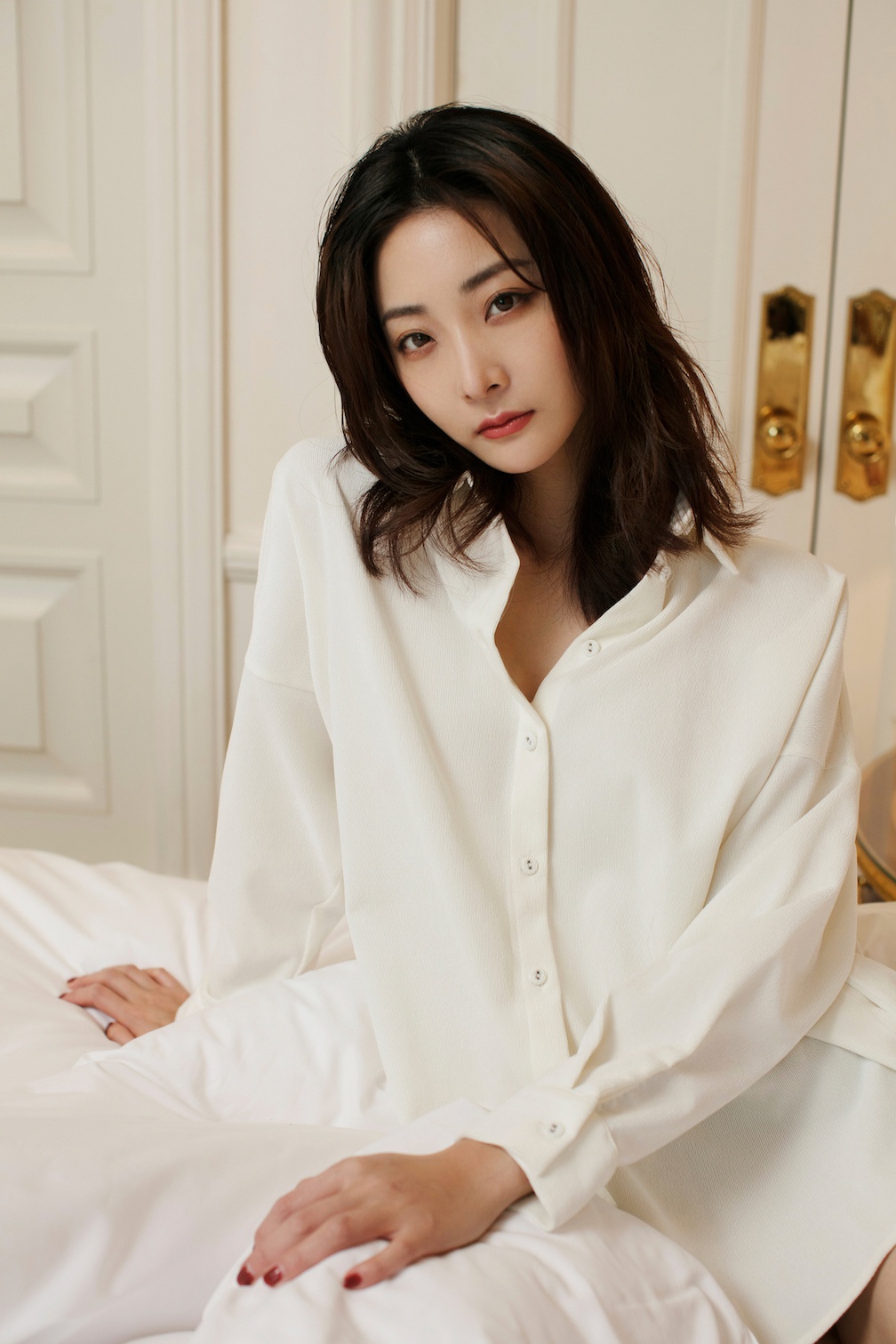 苑子艺新剧《有翡》热播 最新冬日写真彰显慵懒风情