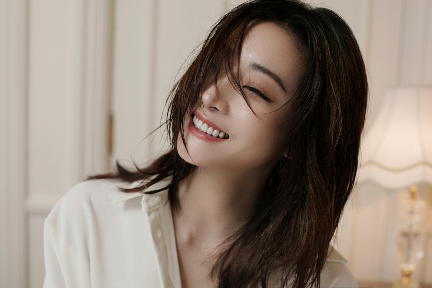 苑子艺新剧《有翡》热播 最新冬日写真彰显慵懒风情