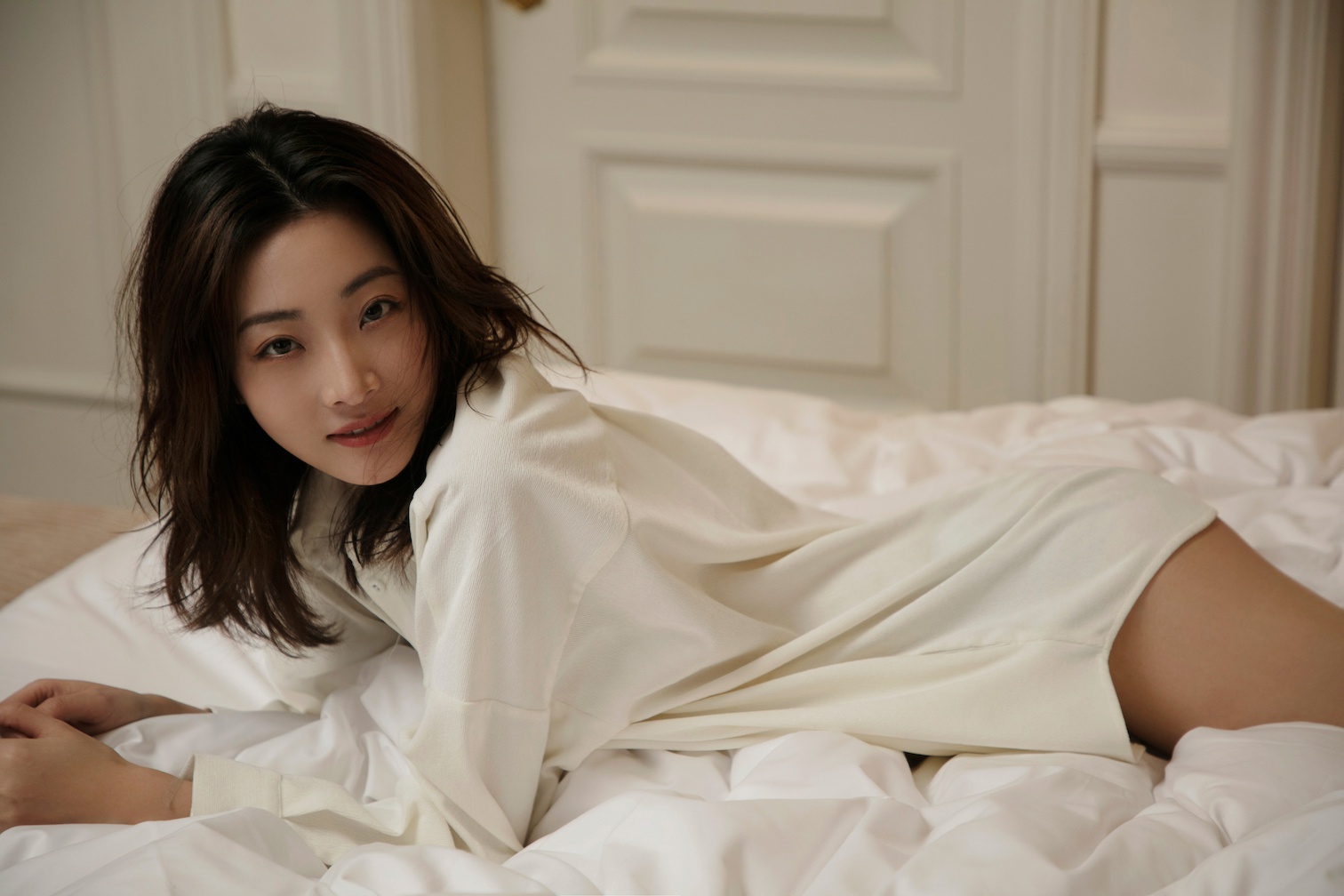 苑子艺新剧《有翡》热播 最新冬日写真彰显慵懒风情