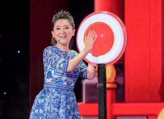 月亮姐姐怎么都不老?穿粉色衬衫还很嫩,在她身上验证了冻龄