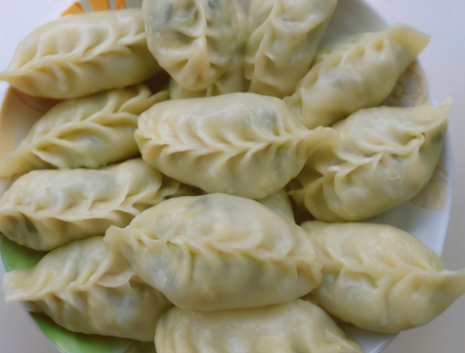 为啥饭店做的蒸饺不干硬?学会3个窍门,蒸饺香又软,凉了也不硬