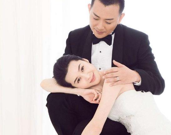 她是演员黄海冰的妻子,婚后诞下一双儿女,如今34岁成人生赢家