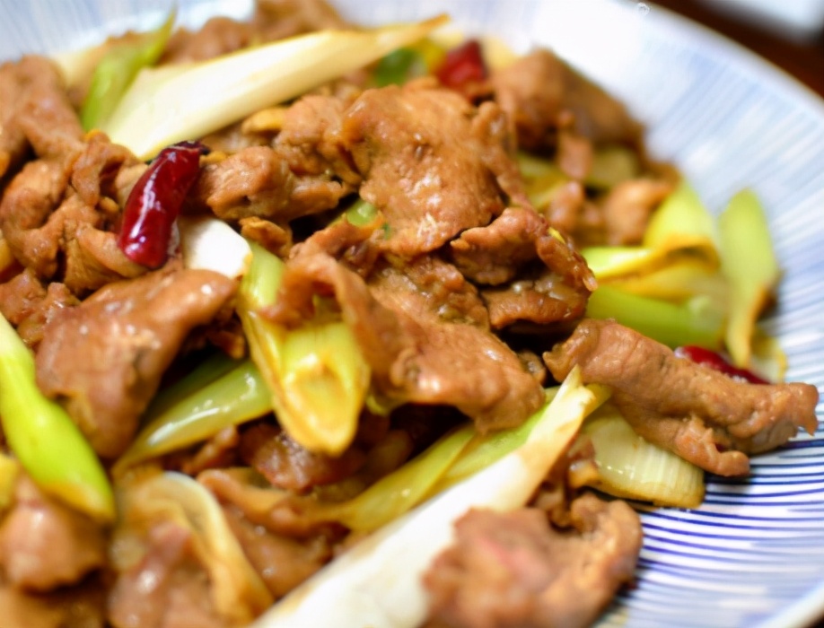 做葱爆羊肉先炒大葱还是先炒羊肉做错了难怪羊肉不鲜嫩还膻