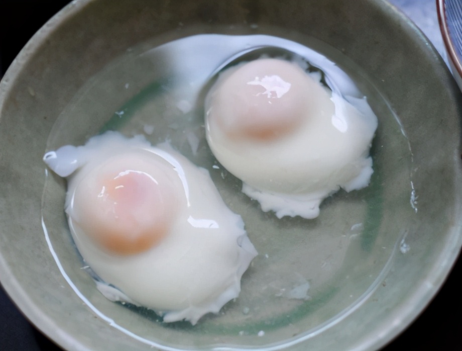 水煮荷包蛋,开水下锅还是温水下锅?做好这3点,鸡蛋圆滑不起沫