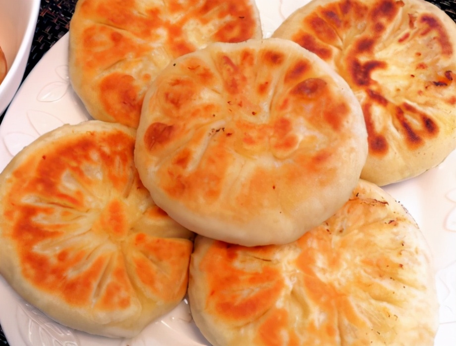 烙馅饼,用死面还是用烫面?早餐店老板分享正确做法,放凉也不硬