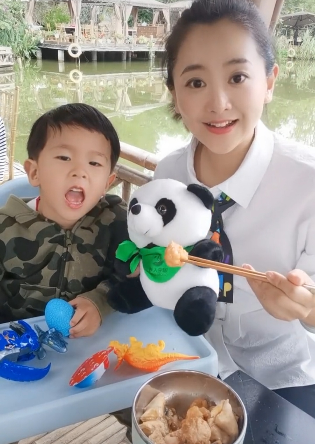 42岁月亮姐姐晒3岁儿子,长相精致不像妈,富商老公从未同过框