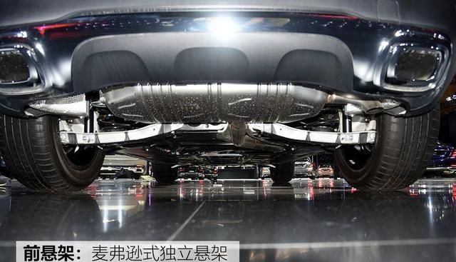 2020款北京奔驰gla中网上硕大的三叉星徽标散发出强大气场