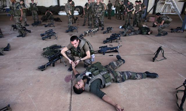 天降不详，美法两国相继遭到袭击，造成严重伤亡休闲区蓝鸢梦想 - Www.slyday.coM