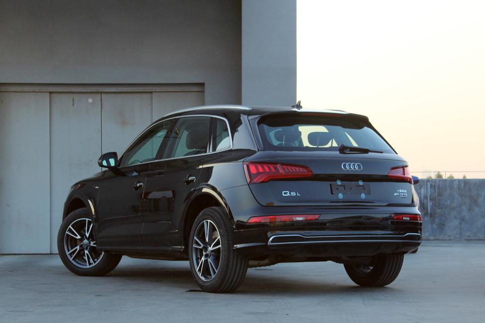 2020款奥迪q5l在性价比上,宝马x4和奔驰glc coupe为原装进口车型,起