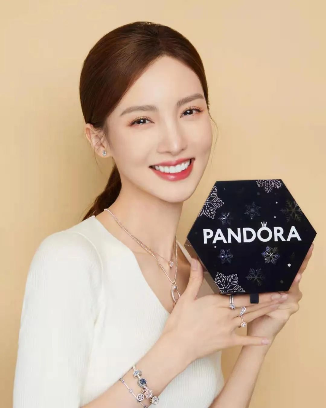 金晨水逆继贾乃亮之后被传与李易峰疑似恋情发文回应笑哭网友