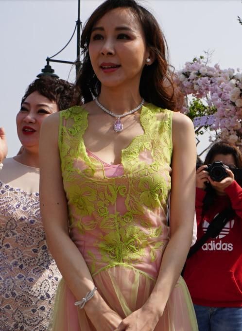 萧蔷咋想的?穿窄腿裤就算了,t恤非要露出肚脐,结果藏住了年龄