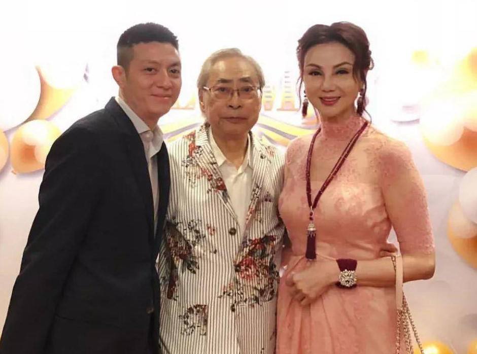 富豪林建岳前妻谢玲玲,63岁化浓妆活的精致,没把自己当老人