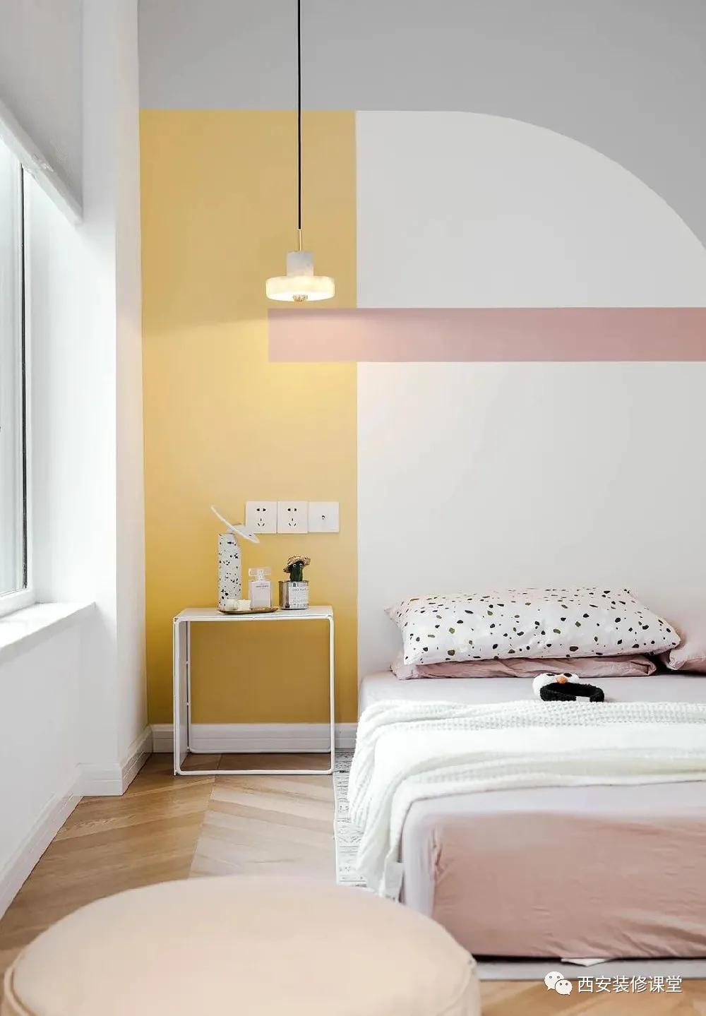 床头背景拼色布局,与其他呼应一体,让呆板的空间更活泼亮眼