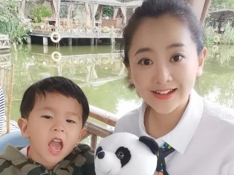 42岁月亮姐姐晒3岁儿子,长相精致不像妈,富商老公从未同过框